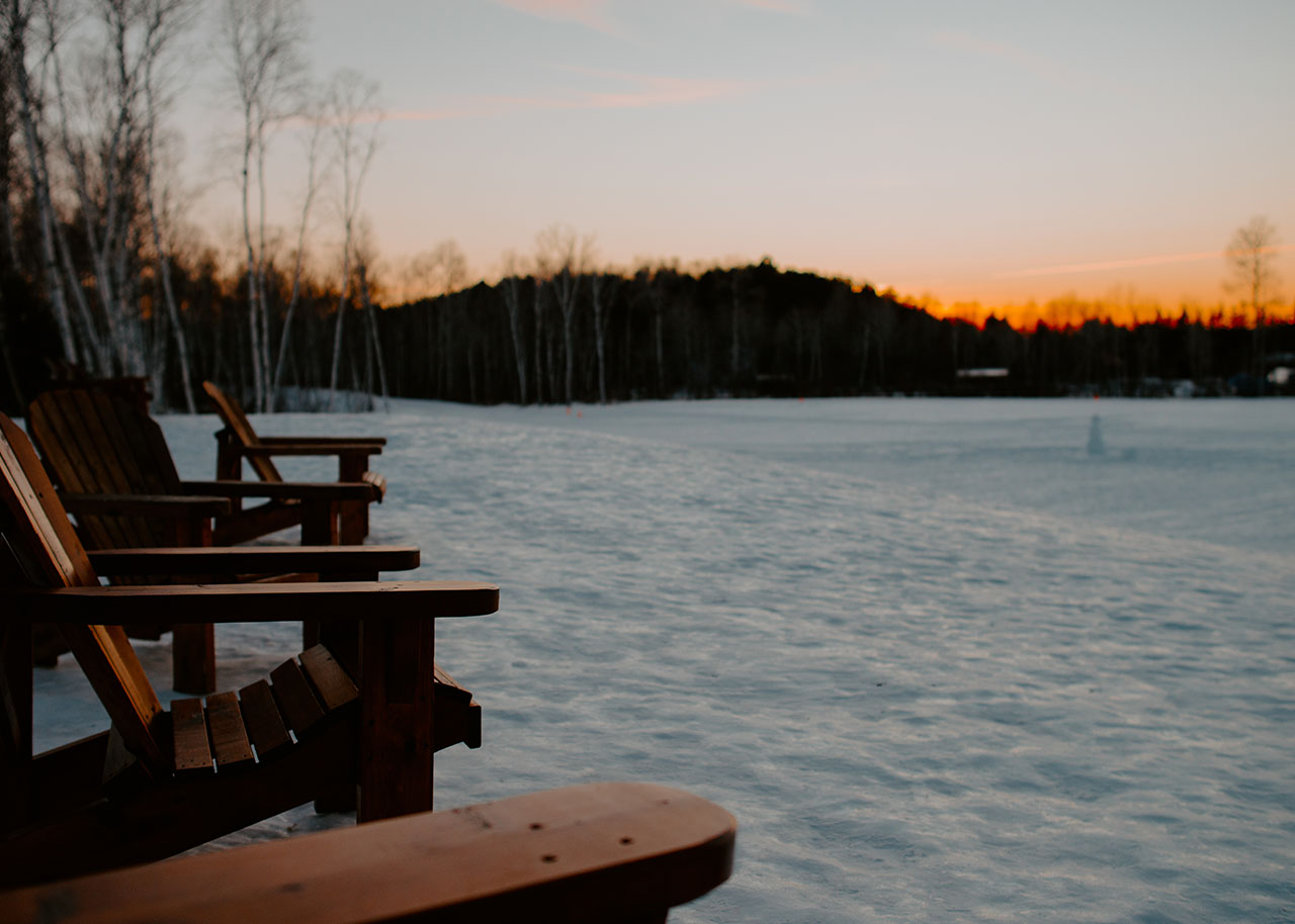 Chaises Adirondack en dehors de l'hiver